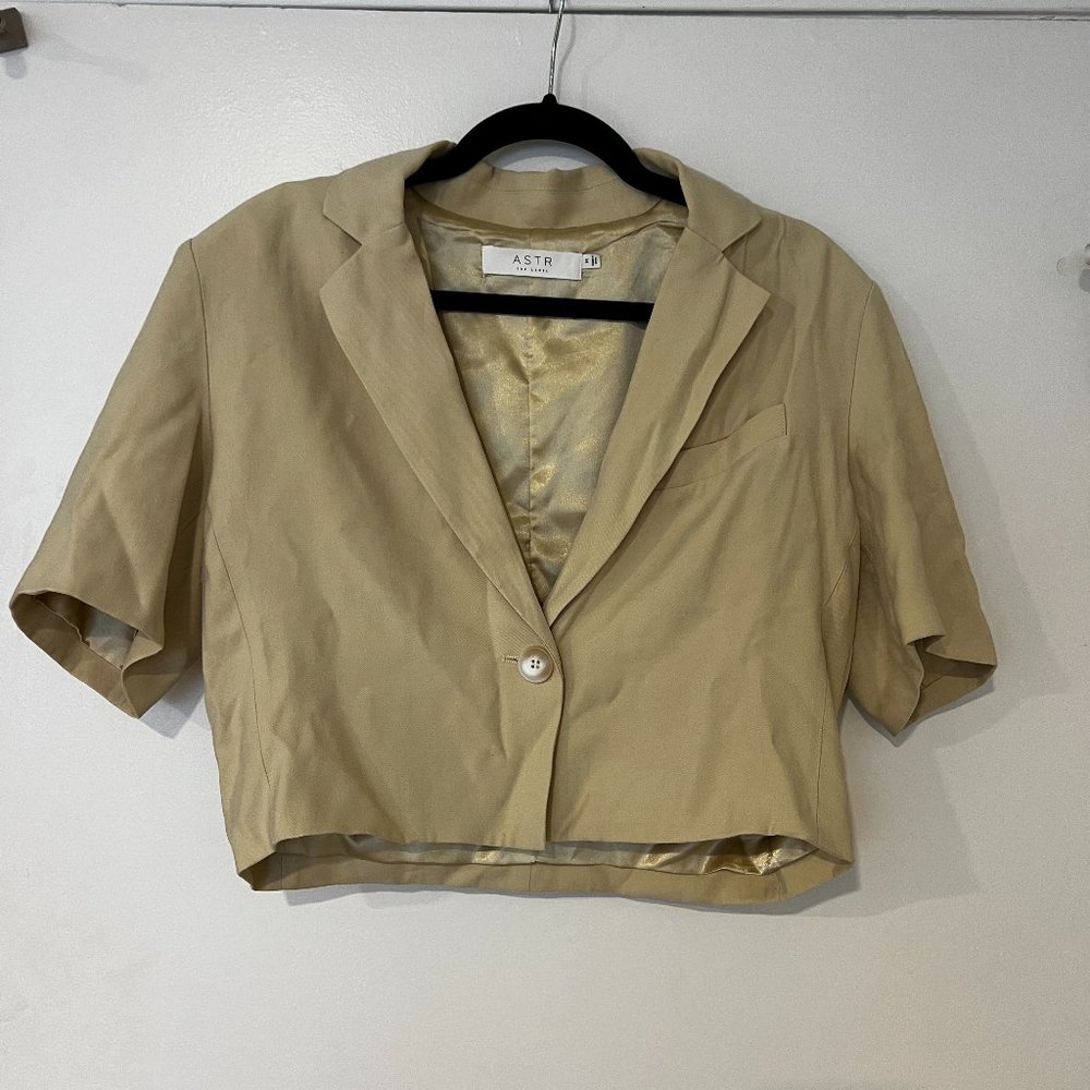 ASTR THE LABEL CROPPED BLAZER TOP